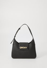Juodas odinis petinės krepšys su struktūrizuota forma, turintis auksinį "DKNY" logotipą priekyje ir trumpą, reguliuojamą petnešą.