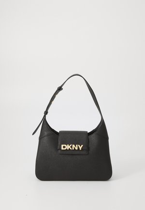 Bolsa de ombro preta em couro com um formato estruturado, apresentando um logo dourado "DKNY" na parte da frente e uma alça curta e ajustável.