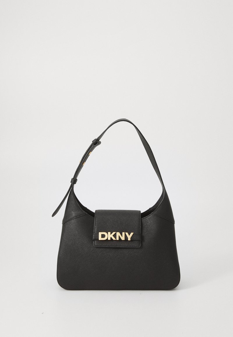 Juodas odinis petinės krepšys su struktūrizuota forma, turintis auksinį "DKNY" logotipą priekyje ir trumpą, reguliuojamą petnešą.