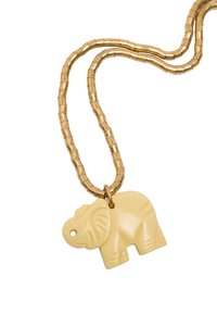 Naszyjnik z koralików w odcieniu złota z wiszącym zawieszką w kształcie żółtego słonia. Zawieszka ma podniesione detale oraz pętlę do przymocowania.