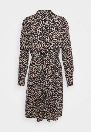 Vestito camicia a maniche lunghe con stampa leopardata, collo e cintura coordinata, con macchie nere, beige e rosa tenue.