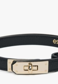 Zwarte leren riem met een gladde textuur, voorzien van een gouden metalen sluiting en accenten. Het ontwerp is smal en heeft een rechthoekige gesp.