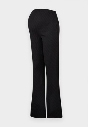 Czarne spódnice z szerokimi nogawkami i elastycznym paskiem w talii, z delikatnym wzorem w romby na całej powierzchni. Prosty design, bez widocznych elementów metalowych.