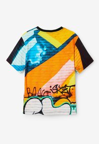 Kortærmet T-shirt med et livligt graffiti-design, der har blå, orange og gule geometriske mønstre på en tekstureret baggrund.