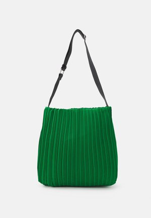 Zelená kabelka s plisovaným vzorem a texturovanou tkaninou. Má černý nastavitelný ramenní popruh a shrnutý horní okraj.