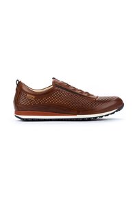Sneaker in pelle marrone con motivo perforato, punta arrotondata, suola in gomma nera e dettaglio a striscia arancione a contrasto sulla suola.
