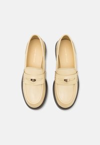 Tommy Hilfiger PENNY LOAFER - Zapatos sin cordones - country ivory