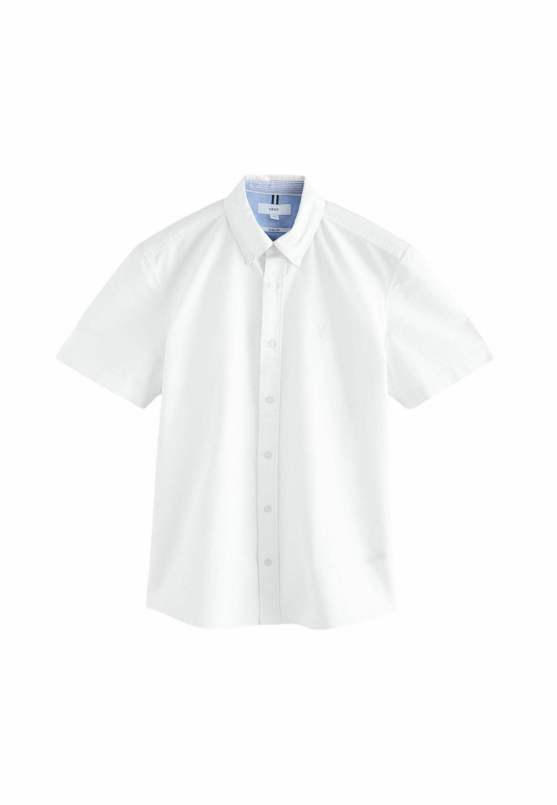 Chemise blanche à manches courtes avec col et doublure intérieure bleue du col, présentée sur un fond blanc uni.