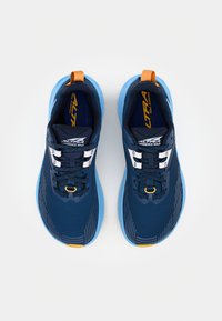 Blaue Trailrunning-Schuhe mit strukturiertem Mesh-Obermaterial, weißem Schnürsystem, orangem Fersenetikett und blauer Sohle mit einem ausgeprägten Profilmuster.