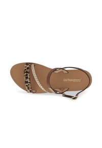 Bruna lädersandaler med tre remmar: en med leopardprint, en vävd och en smal brun rem. Slät insida med varumärkeslogotyp.