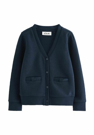 Cardigan bleu marine boutonné avec manches longues, col en V, deux poches avant avec détails nœuds et étiquette de marque Clarks à l’intérieur du col.