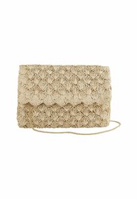 Beige gewebte Clutch-Tasche mit einem strukturierten Blumenmuster, gewelltem Klappenverschluss und einem goldenen Kettenriemen zum Tragen.