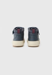 Mørkeblå høyde sneakers med en glatt tekstur, utstyrt med borrelåsrem, røde aksentstriper og en kremfarget såle med "GEOX"-merke.