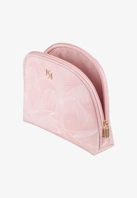 Trousse cosmétique rose courbée avec motif discret de palmiers, fermeture éclair dorée KIKO et logo, partiellement ouverte montrant l'intérieur en tissu rose.