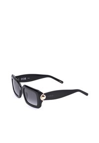 Lunettes de soleil rectangulaires noires Furla avec montures épaisses et verres dégradés foncés, ornées d’un petit détail circulaire doré sur les branches.