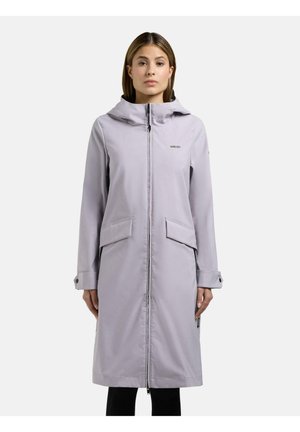 Donna che indossa un lungo cappotto grigio chiaro con cappuccio, fila frontale e grandi tasche con patta, in piedi davanti a uno sfondo bianco uniforme.