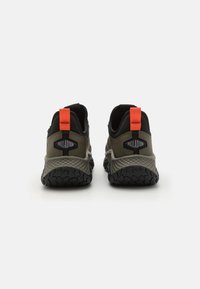 Sneakers Palladium s černým a olivovým síťovaným svrškem, s oranžovým poutkem a texturovanou černou podešví.