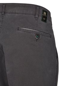 Szare spodnie z mieszanki bawełny z tylną kieszenią zapinaną na guzik oraz tkanym logiem przy pasku. Teksturowana tkanina z subtelnym połyskiem.