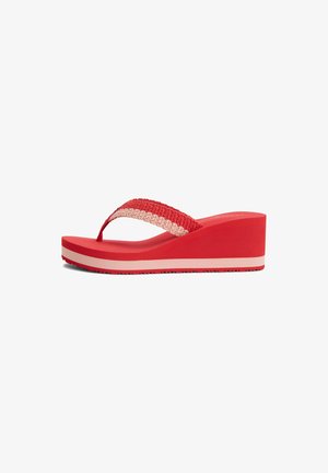 Infradito con zeppa rossa, cinturino intrecciato a righe rosa e rosse e suola piattaforma spessa con una striscia rosa chiaro.