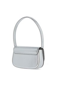 Borsa a tracolla in metallo argento con patta arrotondata, texture liscia, strap corto e design elegante e minimalista.
