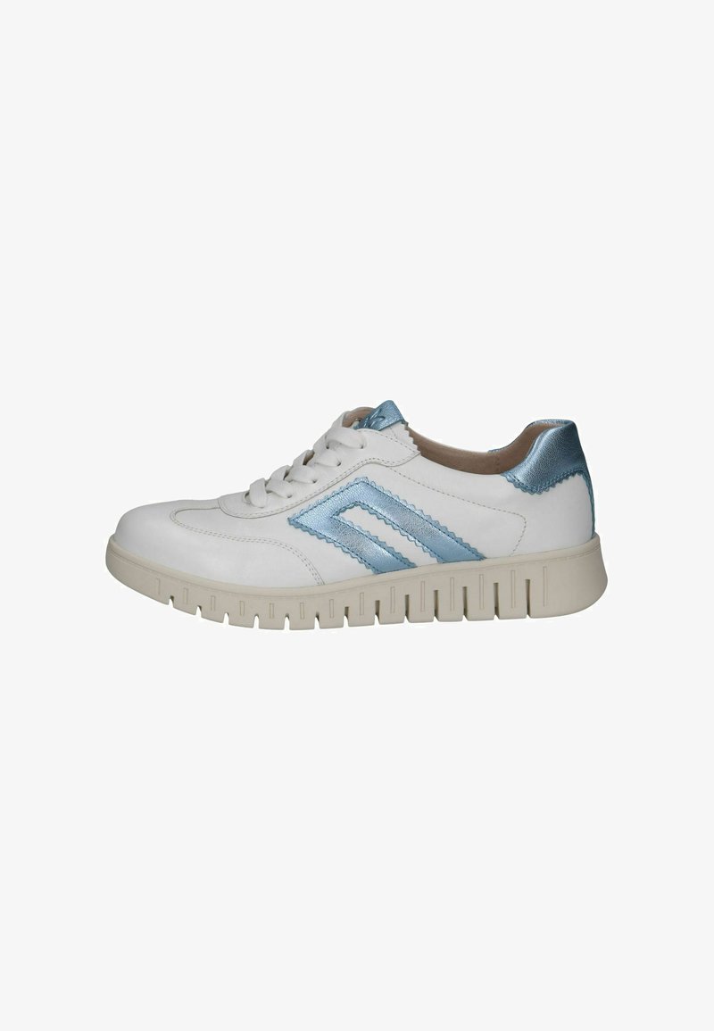 Baskets blanches avec accents bleu clair, dotées d'une tige en cuir lisse, de détails cousus et d'une semelle épaisse en caoutchouc avec des rainures horizontales.