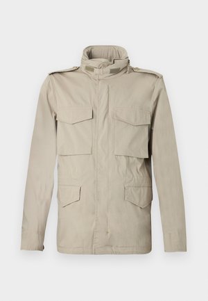 Beige militärjacka i stil med hög krage, fyra framfickor och axelklaffar. Tyget är glatt med en lätt struktur.