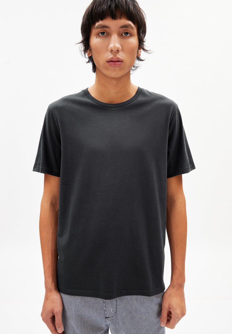 Black short-sleeve t-shirt made of smooth fabric with a round neckline. Simple design, relaxed fit, and no visible patterns or accents.