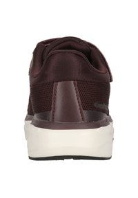 Bordo sneakers dengan bagian atas dari kain bertekstur, kerah empuk, dan sol putih yang kontras. Detail logo di samping, tumit yang diperkuat.