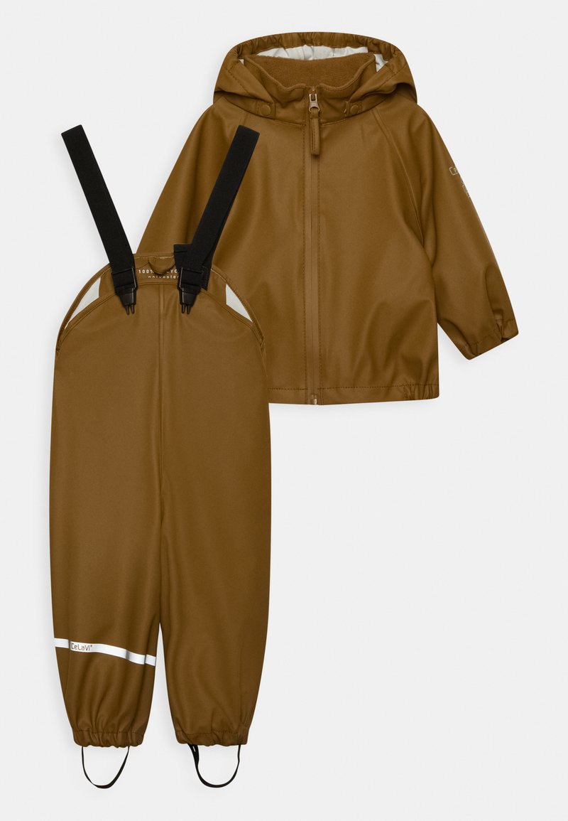 Brun vannavstøtende jakke med hette og glidelås, kombinert med matchende vannavstøtende overaller med justerbare stropper og refleksdetaljer.