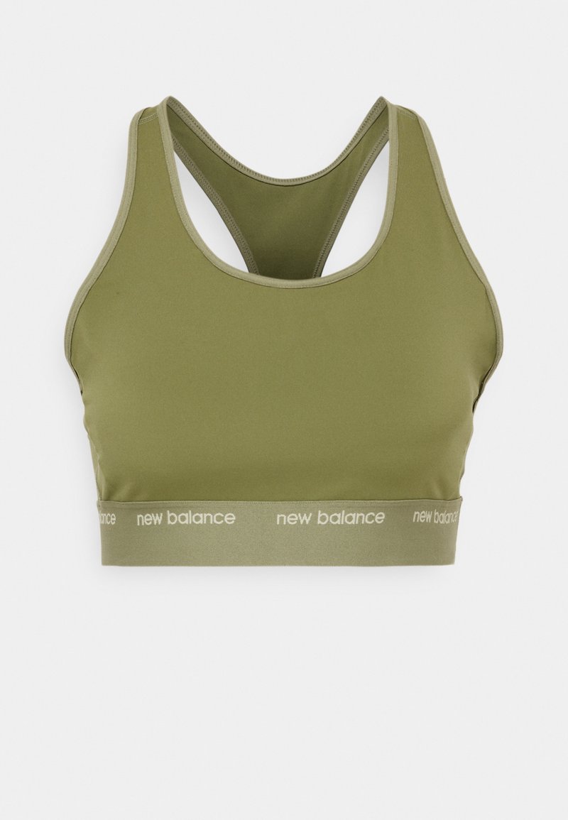 Olivgrüner Sport-BH mit Racerback-Design, ausgestattet mit einem kontrastierenden elastischen Bund mit "New Balance"-Logo in einer helleren Farbe.
