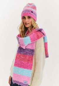 Zestaw dzianinowej czapki beanie i szalika z żywymi paskami w kolorze różowym, niebieskim i fioletowym. Teksturowana tkanina z metką na szaliku. Miękka, ciepła mieszanka wełny.