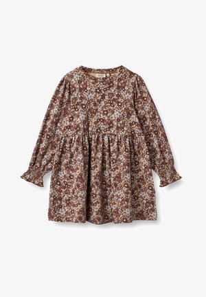 Vestido marrón con flores, mangas largas abullonadas, cintura fruncida y ajuste holgado. Presenta pequeñas flores azules y amarillas sobre tela texturizada.