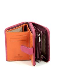 Portafogli in pelle arancione e rosa. Caratterizzato da diversi scomparti per carte, compartimenti con zip e dettagli di cucitura a contrasto. Design compatto.