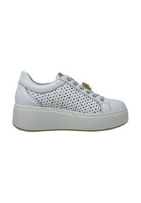 Sneaker sintetico bianco con design perforato, suola a piattaforma rialzata e accenti metallici. Presenta lacci tradizionali e punta arrotondata.