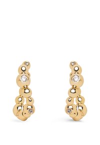 Orecchini a cerchio in oro con una serie di sfere alternate di cristalli rotondi trasparenti. Finitura liscia e lucida con una texture lucidata.