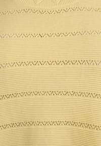 Pull en tricot jaune avec un motif texturé de rayures horizontales, des détails ajourés et un col côtelé.