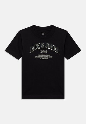 Schwarzes T-Shirt mit kurzen Ärmeln und weißem Text "JACK & JONES Denim Creative Department Established in Nineteen Ninety" in der vorderen Mitte.