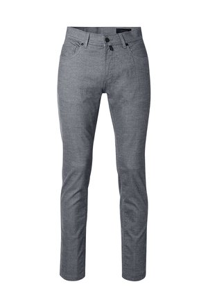 Pantaloni grigi slim-fit realizzati in tessuto texturizzato con finitura liscia. Presentano cinque tasche, chiusura con bottone e cintura con passanti.