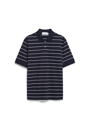 Polo shirt marine avec des rayures horizontales blanches, manches courtes, col et patte de boutonnage à trois boutons ; présente un petit logo sur la poitrine.