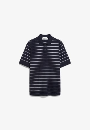 Polo shirt marine avec des rayures horizontales blanches, manches courtes, col et patte de boutonnage à trois boutons ; présente un petit logo sur la poitrine.