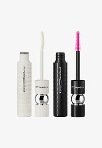 Zwei Mascara-Röhrchen: eines weiß mit strukturiertem Griff und eines schwarz mit glänzender Oberfläche. Jedes hat einen passenden Applikator, einer mit einer pinken Bürste.