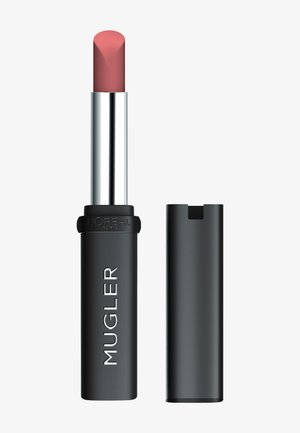 Rossetto in un elegante tubo nero con dettagli argento. Il bullet presenta una punta arrotondata e una tonalità rosa soft, progettato per un'applicazione facile.