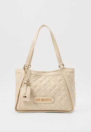 Sac à main matelassé beige avec deux anses, plaque logo dorée "LOVE MOSCHINO" et petite pochette attachée avec détail boucle.