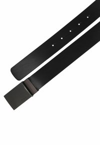 Zwarte leren riem met een matte zwarte metalen gesp in rechthoekige vorm en vijf verstelbare gaten langs de band.