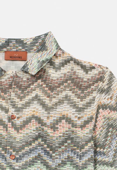 Πουκάμισο με γιακά από πολύχρωμο, υφασμάτινο ύφασμα με ζικ-ζακ σχέδιο, με καφέ κουμπιά και ετικέτα που γράφει "MISSONI."