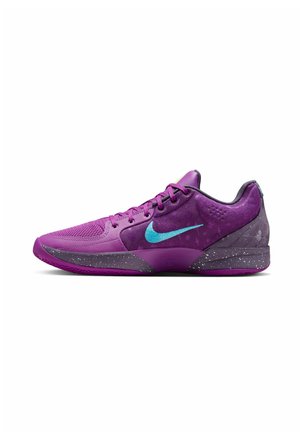 Chaussure de sport violet avec un dessus texturé, logo Nike turquoise et semelle tachetée de violet foncé. Présente un design moderne et un matériau respirant.