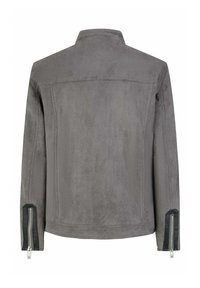 Veste en daim gris avec un col simple, des poignets zippés et une texture lisse. Caractéristiques des lignes de couture et un design épuré et minimaliste.