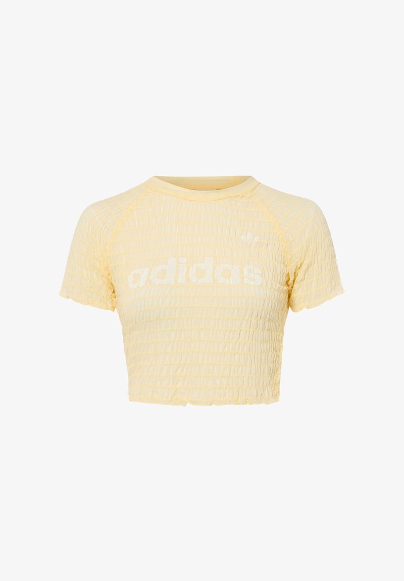 T-shirt court Adidas jaune à manches courtes avec texture froncée et logo Adidas blanc sur la poitrine, sur fond blanc.
