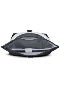 Borsa nera con una cerniera grigia, che mostra un ampio interno e una cinghia per fissare gli oggetti. Tessuto morbido con una texture liscia.