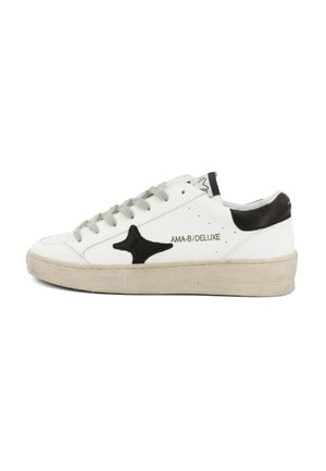 Sneaker bassa bianca con lacci grigi, logo a stella nera, toppa nera sul tallone e suola beige, etichettata "AMA-B/DELUXE" sul lato.